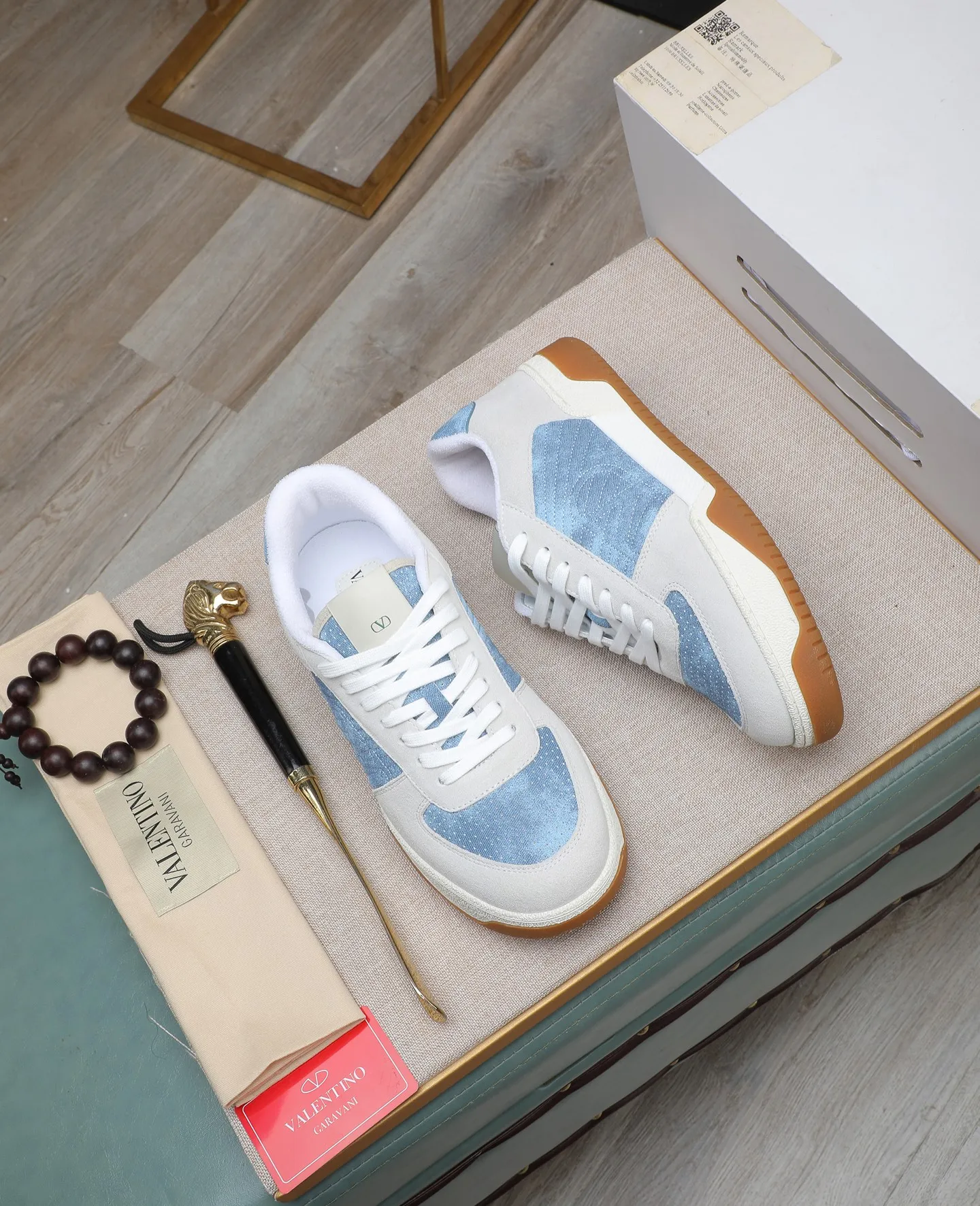 Men's shoes 💰740【Valentino】Couples model, size: Men's model 39-44 (45 customized) Valentino Valentino Couple model Joie de Jouer series Velcro Thick sole Bread shoes Couple model Casual sports shoes White shoes Original purchase and development Production Joie de Jouer series The style is simple but not out of style. The pure white base is paired with fresh green and soft beige, and the unique Velcro design highlights your personality. Every detail tells fashion and quality. Wear it, take a confident step, and start the trend journey. Delivered in exquisite packaging🛍📦 ▪️Material: Original custom imported first-layer cowhide ▪️Inner lining: Original custom made soft sheepskin lining ▪️Outsole: Original open-molded non-slip TPU material ▪️Sole thickness: 3.5CM